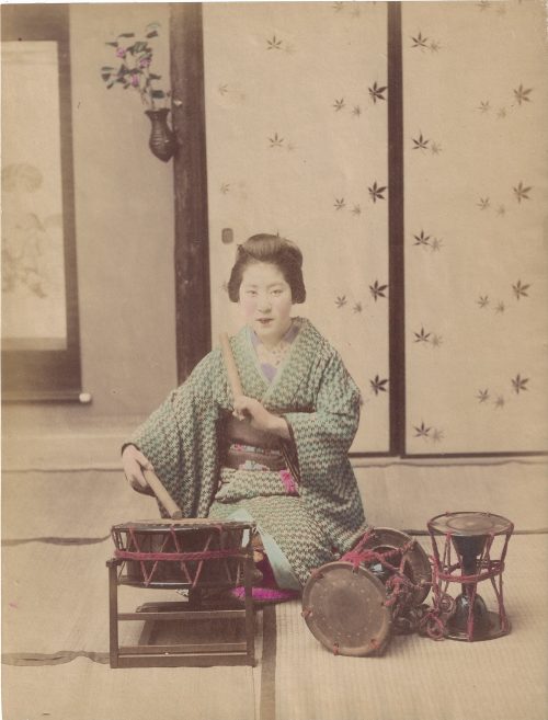 Portrait d’une geisha musicienne