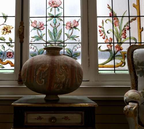 Vase polychrome Han en forme de cocon – Image 5