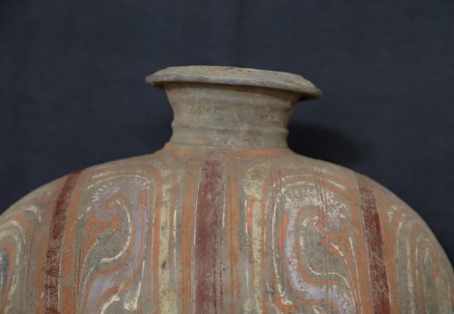 Vase cocon au décor polychrome peint – Image 5