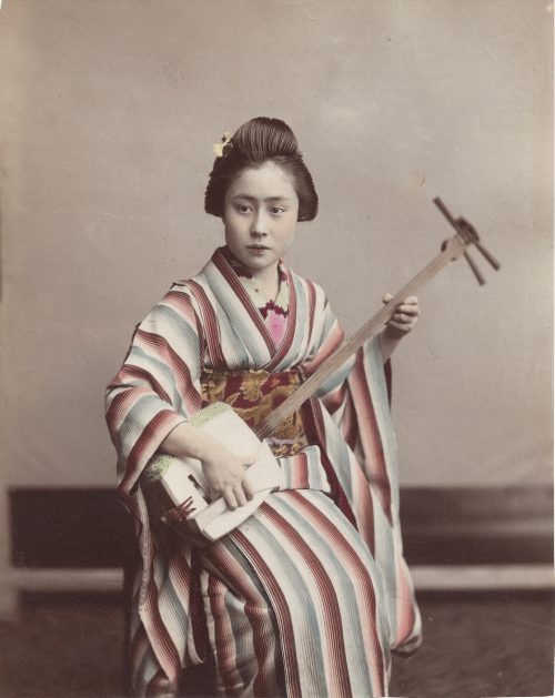 Geisha jouant du shamisen 三味線