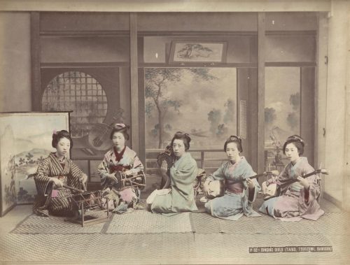 Cinq musiciennes (taiko, kotsuzumi et shamisen)