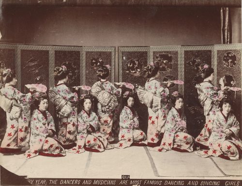 Groupe de Geisha 芸者 dansant avec des éventails 扇子