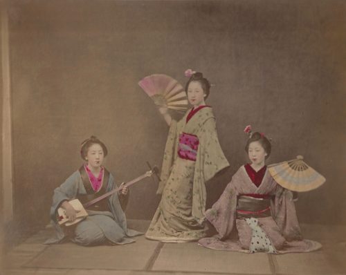 Geisha 芸者 aux éventails 扇子 et shamisen 三味線