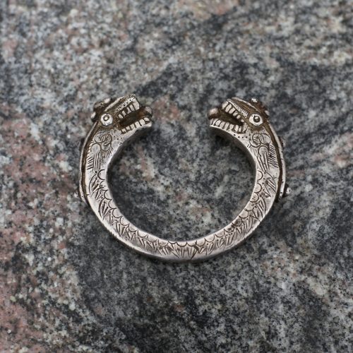 Paire de bracelets en argent au décor de dragons – Image 2