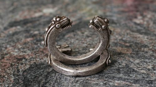 Paire de bracelets en argent au décor de dragons – Image 6