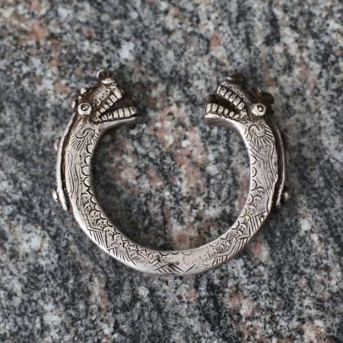 Paire de bracelets en argent au décor de dragons – Image 7