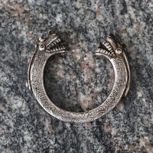 Paire de bracelets en argent au décor de dragons – Image 8
