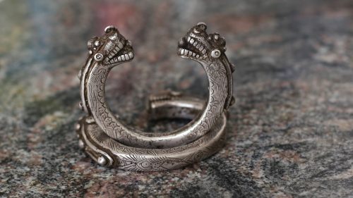 Paire de bracelets en argent au décor de dragons – Image 12