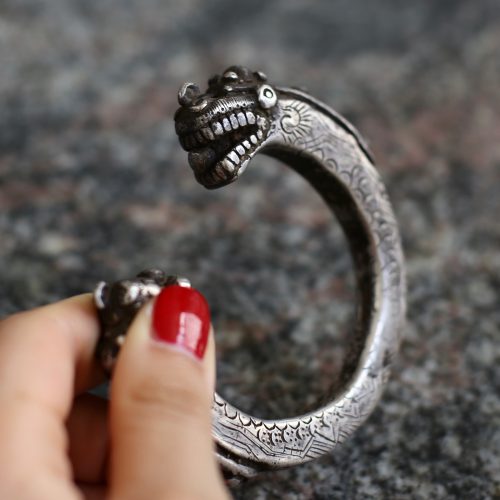 Paire de bracelets en argent au décor de dragons – Image 9