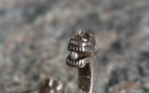 Paire de bracelets en argent au décor de dragons – Image 10