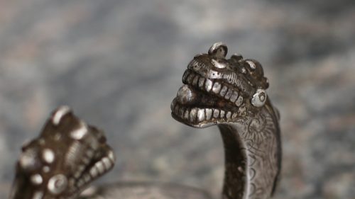 Paire de bracelets en argent au décor de dragons – Image 11
