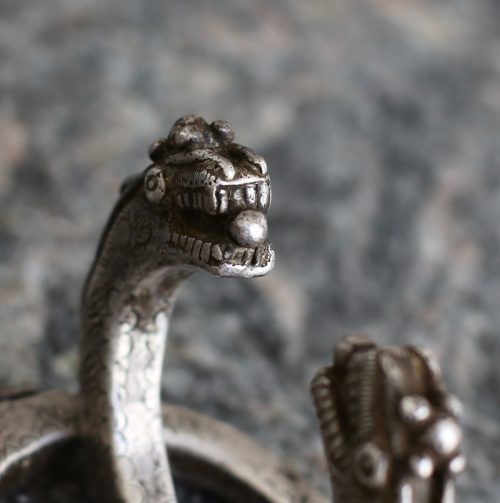 Paire de bracelets en argent au décor de dragons – Image 5