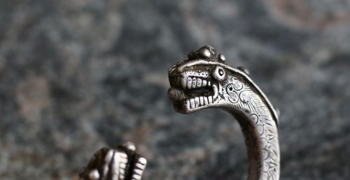 Paire de bracelets en argent au décor de dragons – Image 4