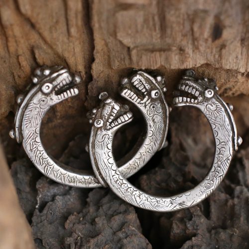 Paire de bracelets en argent au décor de dragons – Image 14