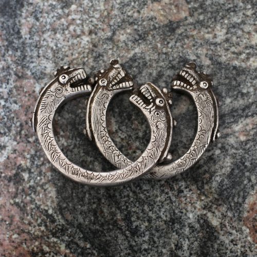 Paire de bracelets en argent au décor de dragons