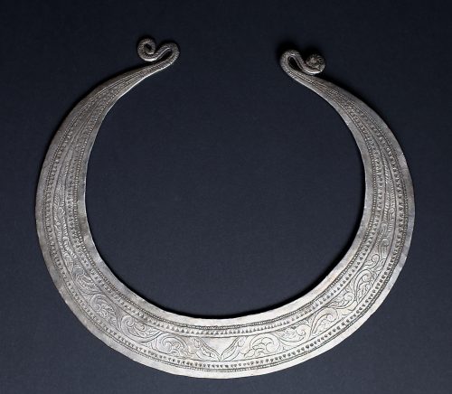 Large torque en argent aux motifs végétaux