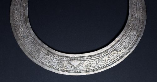 Large torque en argent aux motifs végétaux – Image 2