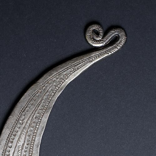 Large torque en argent aux motifs végétaux – Image 3