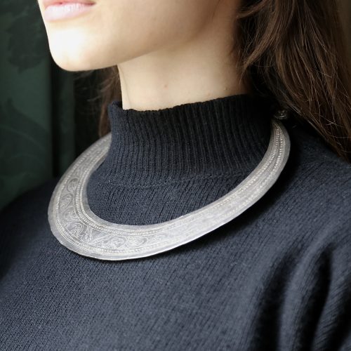 Large torque en argent aux motifs végétaux – Image 4