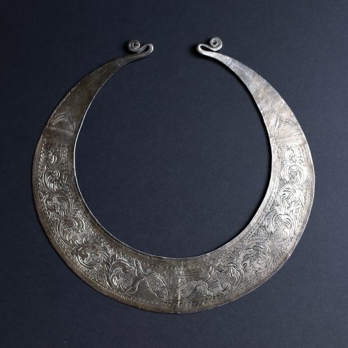 Flat ethnic torque with zoomorphic pattern