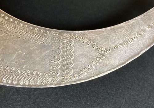 Flat ethnic torque with geometrical pattern - Image 6
