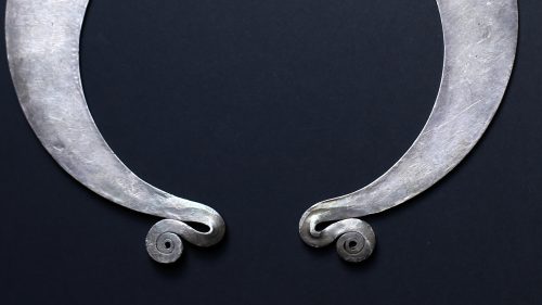 Flat ethnic torque with geometrical pattern - Image 3
