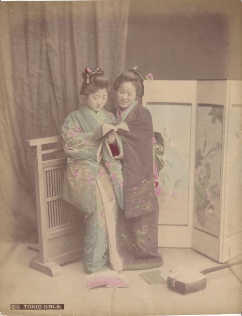 Deux femmes lisant