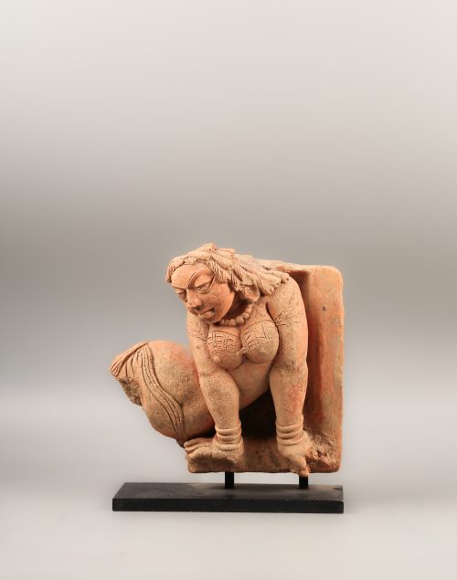Relief à figure féminine